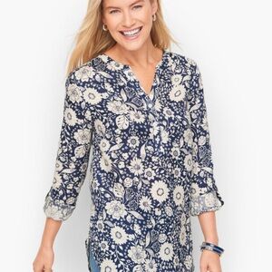 Talbots Shirt L Button Up Ling Sleeves Floral Print Navy and White Women's Top
